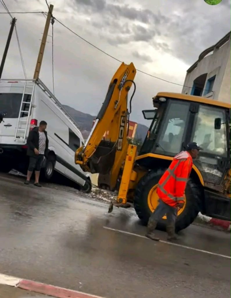 بني بوعياش.. الأمطار تتسبب في علق سيارة بحي أكادير وتدخل جرافة لإخراجها 4a32b545 c854 4a4d a9d8 5701813698c8
